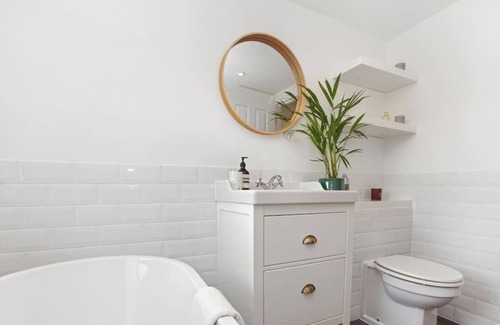 Mile End Apartment | Big, bright & cosy apartment 2 min from Mile End Station, near Victoria Park