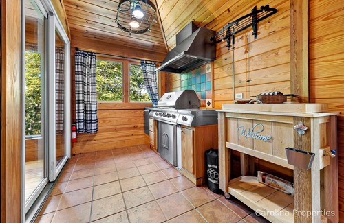 Mill Spring Cabin | Big Cat Mountain House by Carolina Properties * NEW HOT TUB *