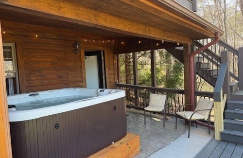 Mill Spring Cabin | Big Cat Mountain House by Carolina Properties * NEW HOT TUB *