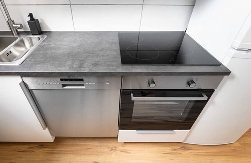 Neuhausen Apartment | Big Central Apartment near Rotkreuzplatz with 3 BR for 12 PAX