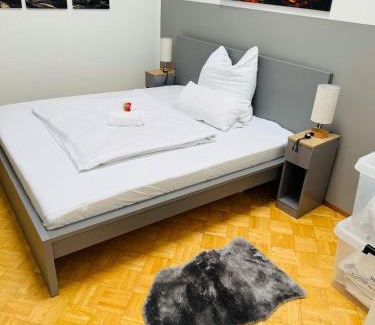 Nippes Apartment | Big, comfortable, 11min Central Station, 14 people