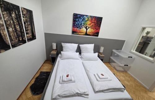 Nippes Apartment | Big, comfortable, 11min Central Station, 14 people