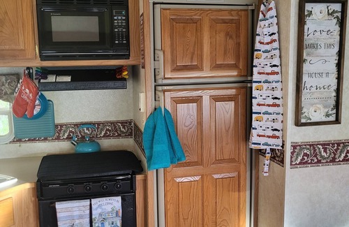 Willow House | Big, cozy camper for 8 in quiet and beautiful Willow, AK with AC and hot tub.