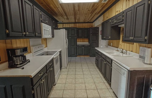 Seneca House | Big Cozy Log Cabin near Clemson with Big Water Views
