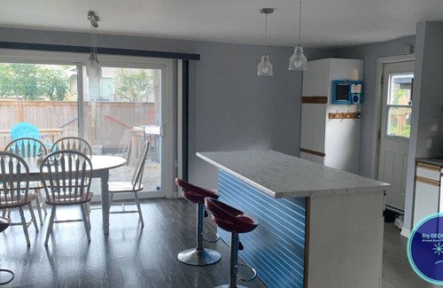 Grand Bend House | Big DECK Cottage, 3-min walk to BEACH- 4 bdrms, 1.5 baths 7 beds, parking 3 cars