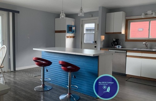 Grand Bend House | Big DECK Cottage, 3-min walk to BEACH- 4 bdrms, 1.5 baths 7 beds, parking 3 cars