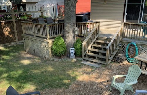 Grand Bend House | Big DECK Cottage, 3-min walk to BEACH- 4 bdrms, 1.5 baths 7 beds, parking 3 cars