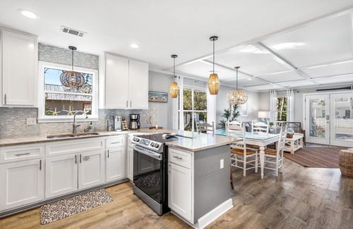 Clipper Cove House | BIG DISCOUNTS Aug–Oct *HEATED POOL* BEACH SERVICE+EXTRA GEAR*FIREPIT*