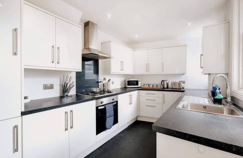 Canbury House | Big Family Home! FREE Parking, Fast WiFi, Garden