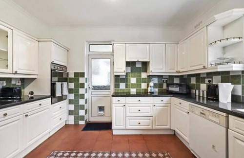 Brondesbury Park House | Big Family Friendly House | Parking | Kensal Rise