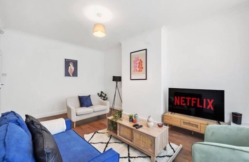 Brondesbury Park House | Big Family Friendly House | Parking | Kensal Rise