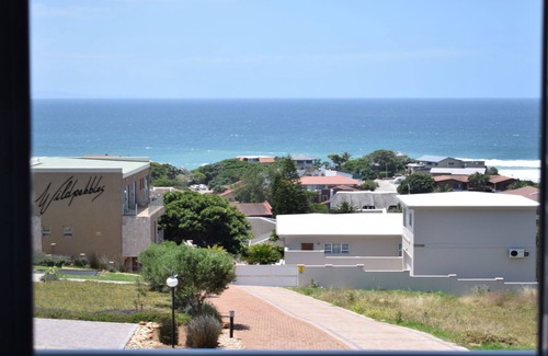 Wavecrest House | Big family modern house to rent in JBay