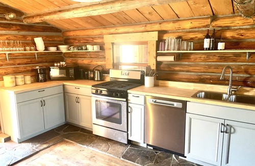Glen Cabin | Big Hole Riverfront Retreat – A Secluded Fishing Paradise with 4 Cabins