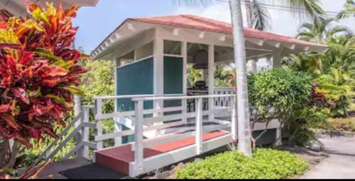 Kahaluu Bay Hotel | Big Island Retreat - No Resort Fees