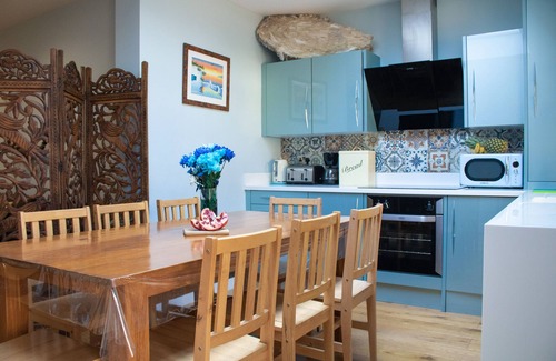 White Hart Lane House | BIG NewHome 12sleeps 5bedrooms 2gardens & breakfast