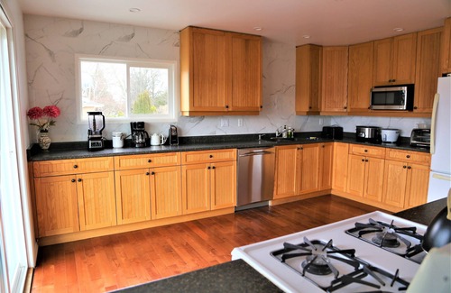 Colwood House | Big Ocean Breeze House close to Park and University