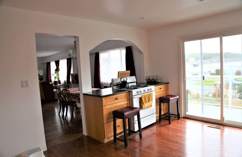 Colwood House | Big Ocean Breeze House close to Park and University