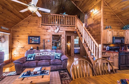 Morganton House | Big Papa Bear Cub House w/Hot Tub & Mountain View