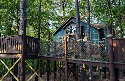 Eureka Springs Cottage | Big Pine Treehouse with Jacuzzi