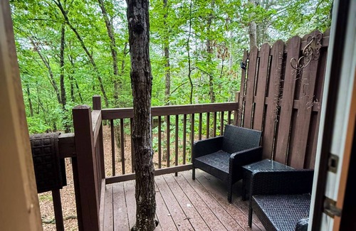 Eureka Springs Cottage | Big Pine Treehouse with Jacuzzi
