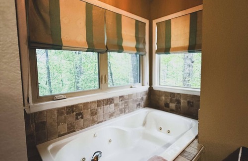 Eureka Springs Cottage | Big Pine Treehouse with Jacuzzi
