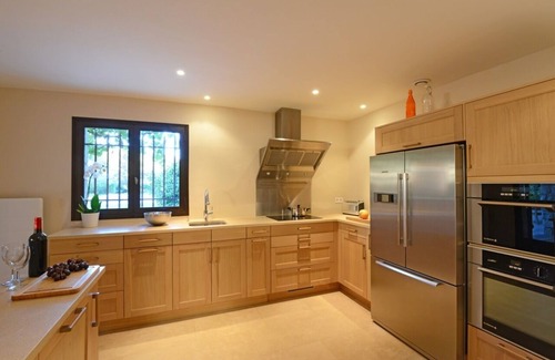 Cagnes-sur-Mer Villa | Big pool, noiseless AIRCON in quality bedrooms, speedy WIFI, pizza oven & more!
