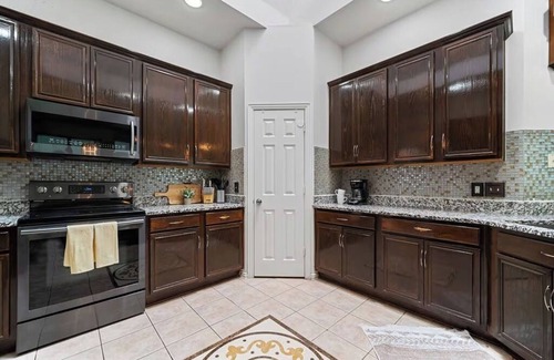 Southeast Arlington House | Big private yard, King bd, near lake & major hwy