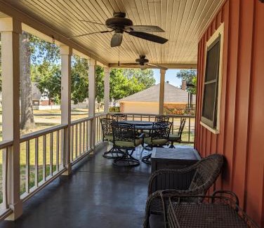 Frankston House | Big Red Spacious, sleeps six & pet friendly!