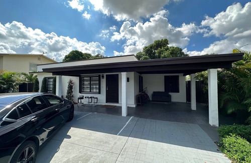 Hialeah House | Big Room with queen bed