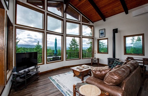 Whitefish House | Big Sky Lookout - Gorgeous 1BD + Loft Chalet and Guest House! Great Views