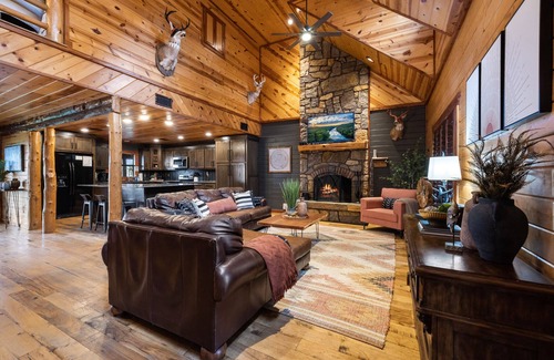 Broken Bow House | Big Sky Mountain Lodge-Spectacular Views-Hot TubGameRoomPlay-SetHike To River