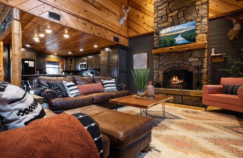 Broken Bow House | Big Sky Mountain Lodge-Spectacular Views-Hot TubGameRoomPlay-SetHike To River