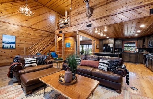 Broken Bow House | Big Sky Mountain Lodge-Spectacular Views-Hot TubGameRoomPlay-SetHike To River