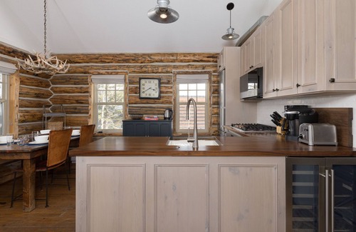 Big Sky Cabin | Big Sky Vacation Rentals: CH Cabin 11 Derringer
