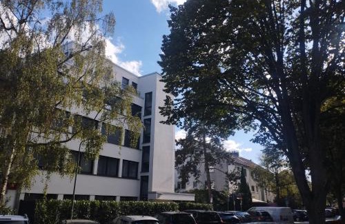 Eschersheim House | Big spacy Room for 2 person,close to trade fair, free parking, supermarket near
