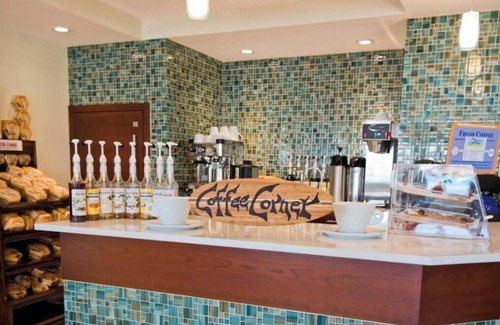 Colliers Bay House | Big Studio jacuzzi tub Charming resort in the delightful East End with AC, WiFi