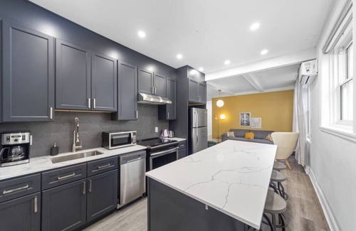 Cote-Des-Neiges—Notre-Dame-De-Grace Apartment | Big & sunny 4 bedrooms, 2 baths, sleep 12 apt