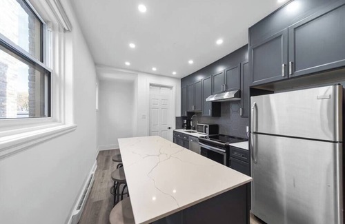 Cote-Des-Neiges—Notre-Dame-De-Grace Apartment | Big & sunny 4 bedrooms, 2 baths, sleep 12 apt