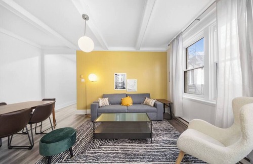 Cote-Des-Neiges—Notre-Dame-De-Grace Apartment | Big & sunny 4 bedrooms, 2 baths, sleep 12 apt
