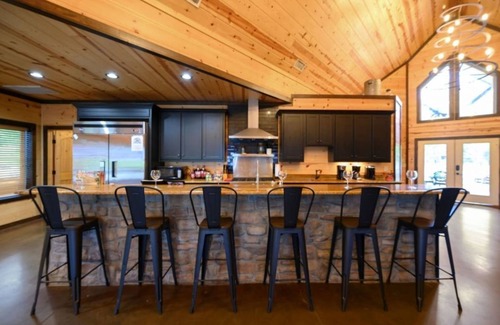 Broken Bow House | Big Timber Lodge: Spacious Retreat with Pool