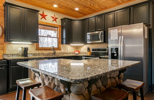 Helen Cabin | Big Timber Mountain Retreat w/Hot Tub