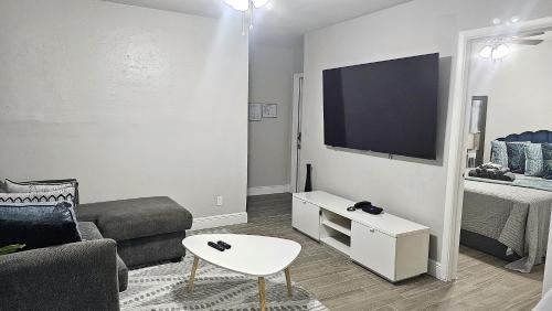 Hollywood Apartment | Big TV Apartment 6 Miles From Hard Rock Stadium and Casino