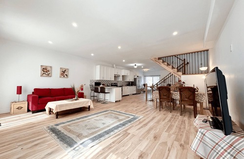 Port Colborne Apartment | BIG Vacation Home Near the Beaches-house 10 guests