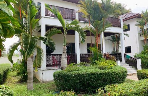 Chakphong Villa | Big Villa at CET Resort Padelcenter with Pool Padel Tennis