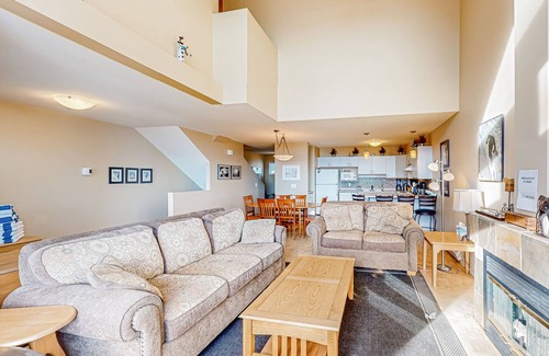 Big White Ski Resort Cabin | Big White Ski Resort cabin with hot tub, balcony, & two kitchens - walk to lifts