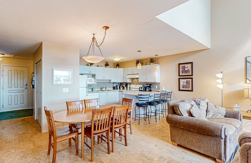 Big White Ski Resort Cabin | Big White Ski Resort cabin with hot tub, balcony, & two kitchens - walk to lifts