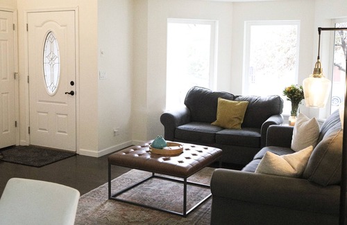 Mountain View District House | Big yard, 5 mins from St. Charles. Perfect for skiers, families, travel nurses!