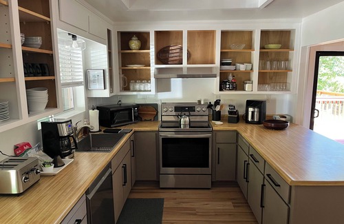 Oakhurst Cabin | Bigfoot Bungalow A charming 2-bedroom cabin with AC, WiFi in peaceful Oakhurst