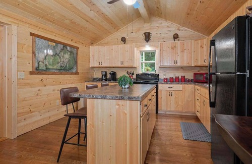 Stanton House | Bigfoot Bungalow/RRG/Hot Tub!