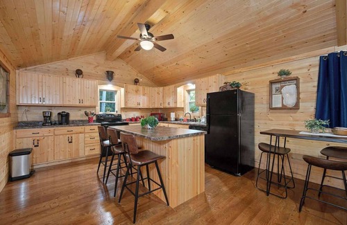 Stanton House | Bigfoot Bungalow/RRG/Hot Tub!